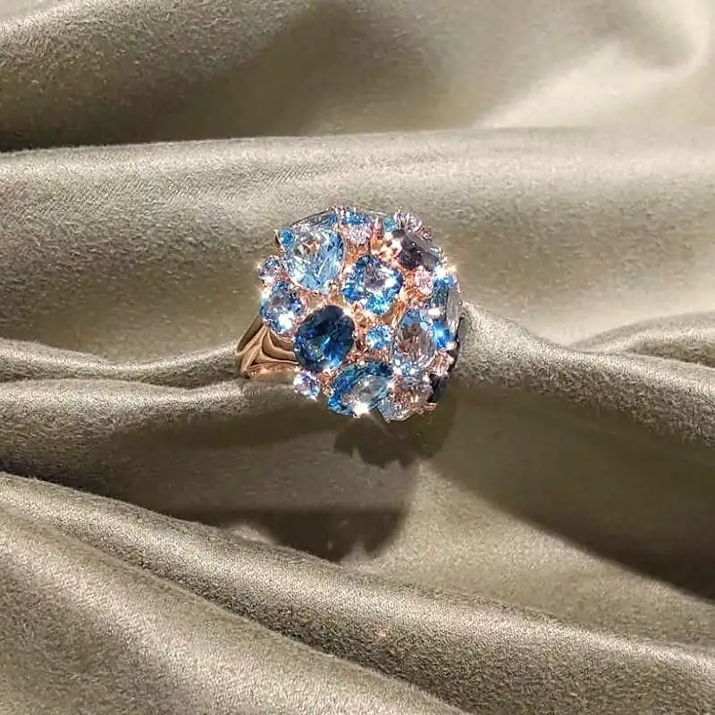 Anello a cupola in oro rosa con pietre azzurre