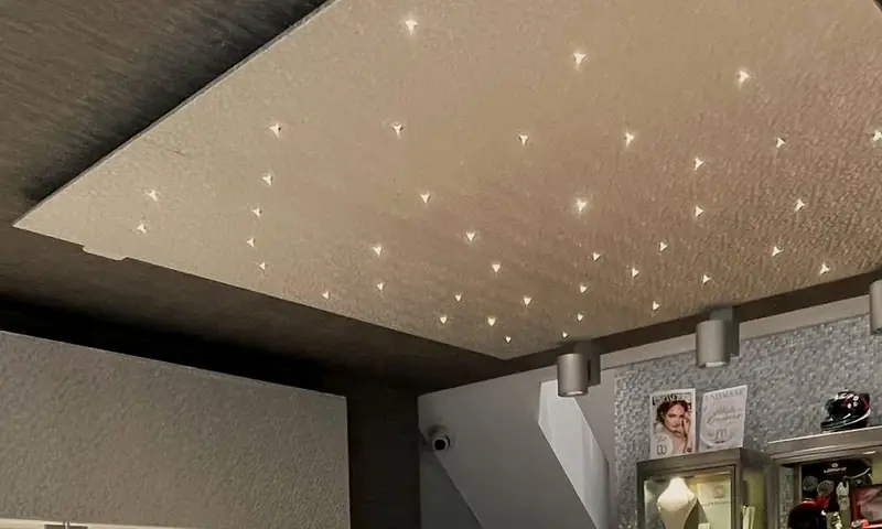 Il soffitto del negozio con le piccole luci a forma di stella