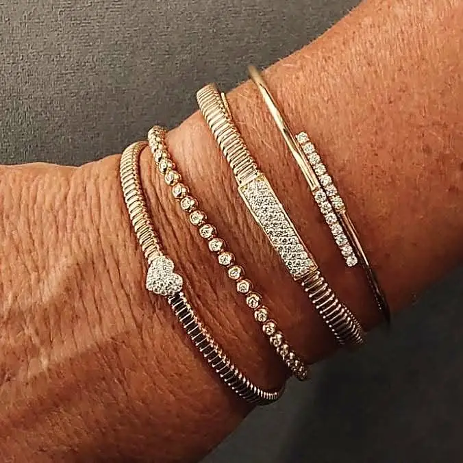 Bracciali rigidi in oro rosa con diamanti