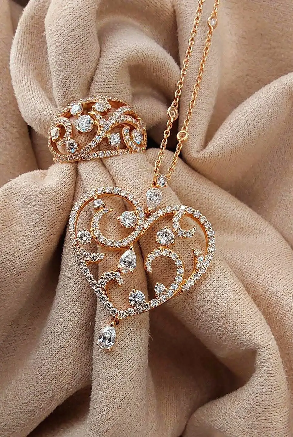 Anello e pendente a cuore in oro rosa con diamanti