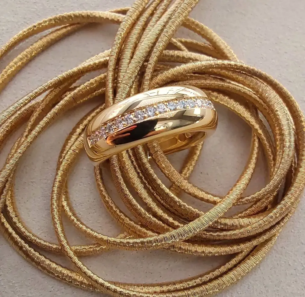 Anello a fascia in oro giallo con fila di diamanti