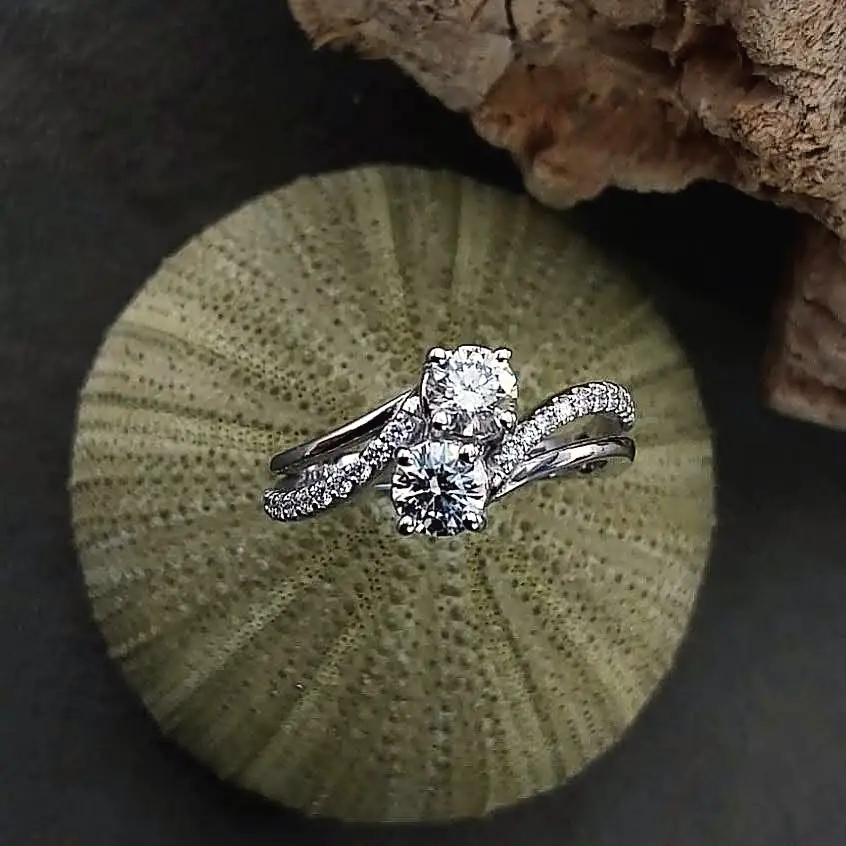 Anello contrarié con due brillanti e fasce di pavé