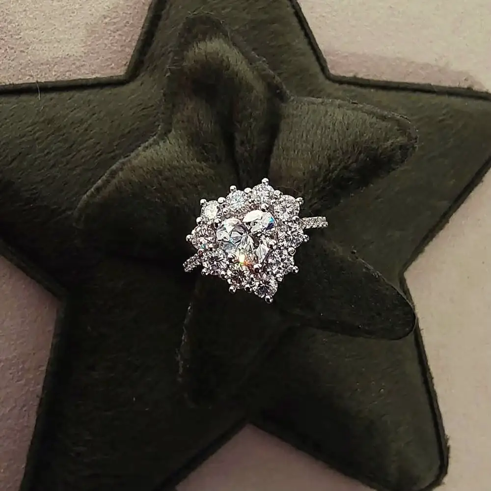 Anello con pietra a cuore e corona di brillanti