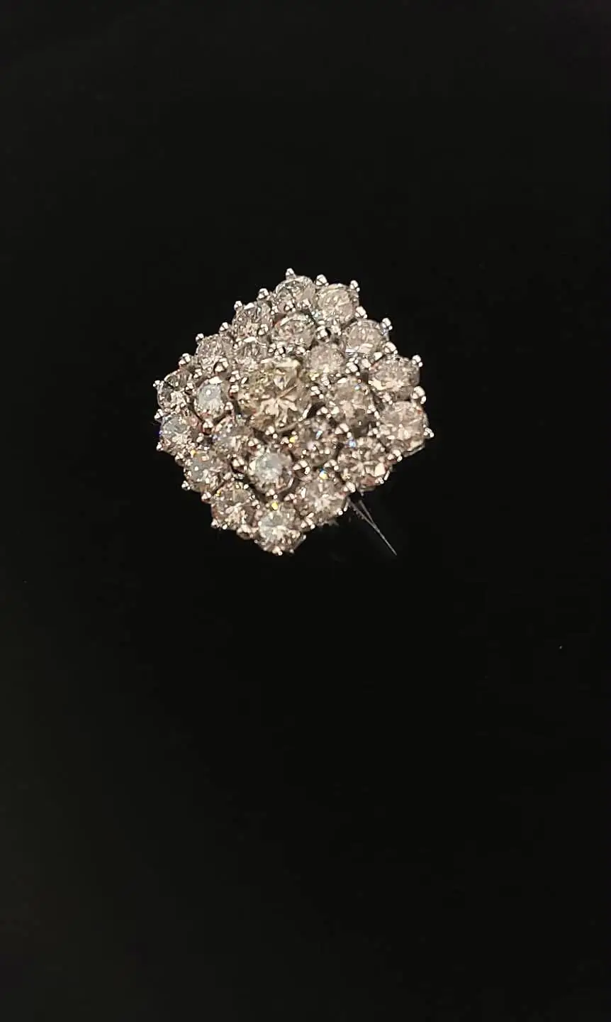 Anello a grappolo di brillanti