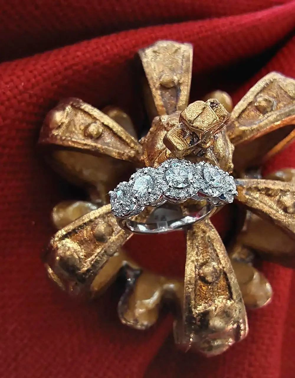 Anello a cinque brillanti con contorno di pavé