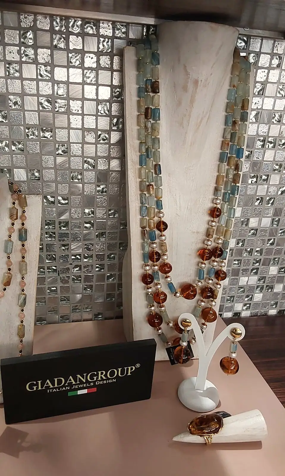 Collana GiadanGroup a più fili con pietre azzurre, ambra e perle, con orecchini e anello