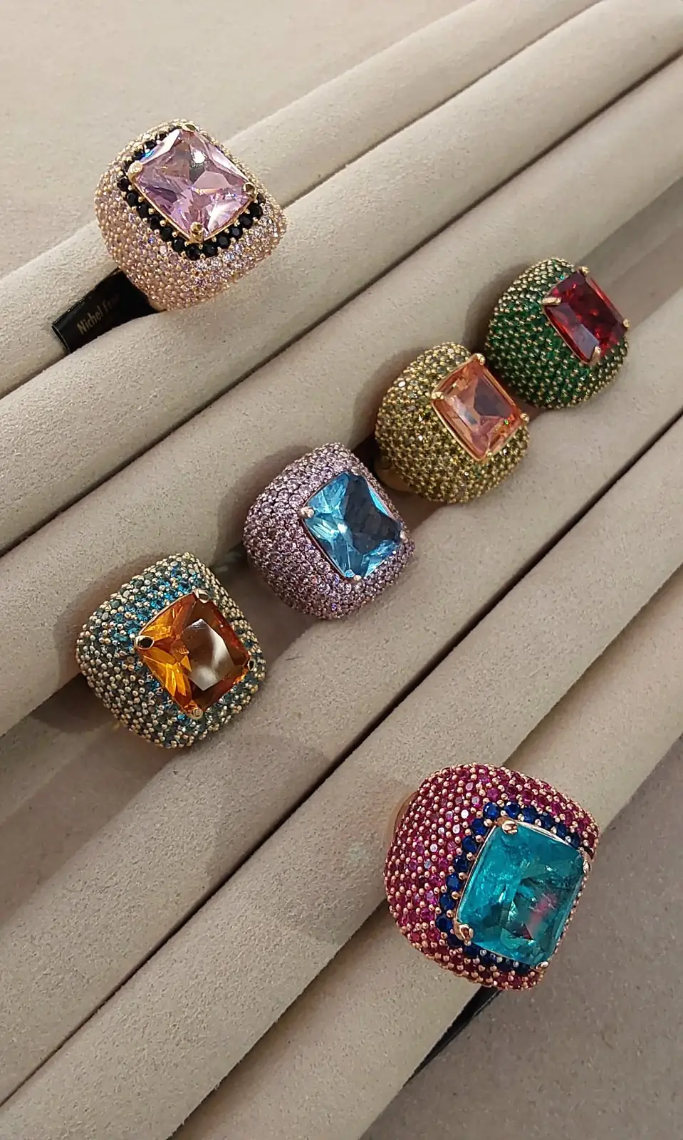 Anelli GiadanGroup con pietra centrale colorata e pavé
