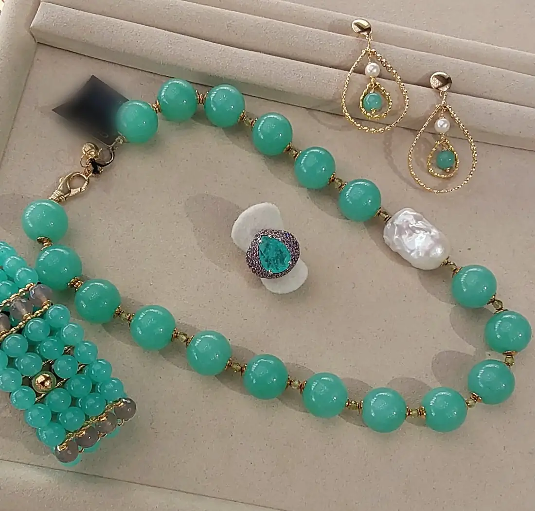 Collana GiadanGroup con sfere verdi e perla barocca, bracciale, anello e orecchini
