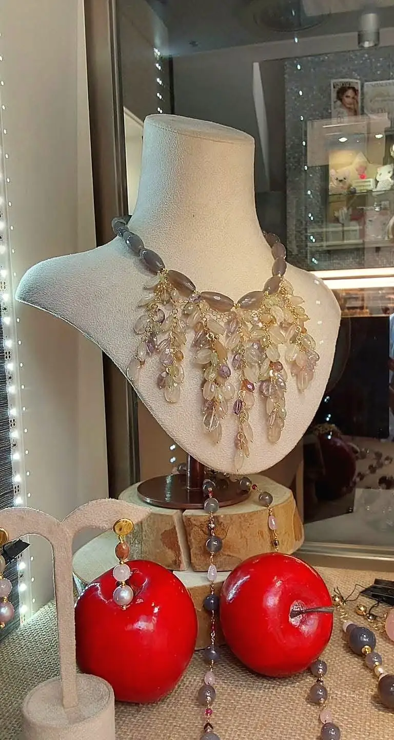 Collana a cascata di pietre naturali su busto in vetrina