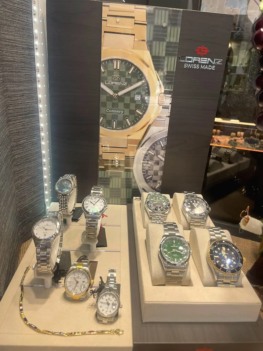 Vetrina Lorenz con orologi da uomo e da donna