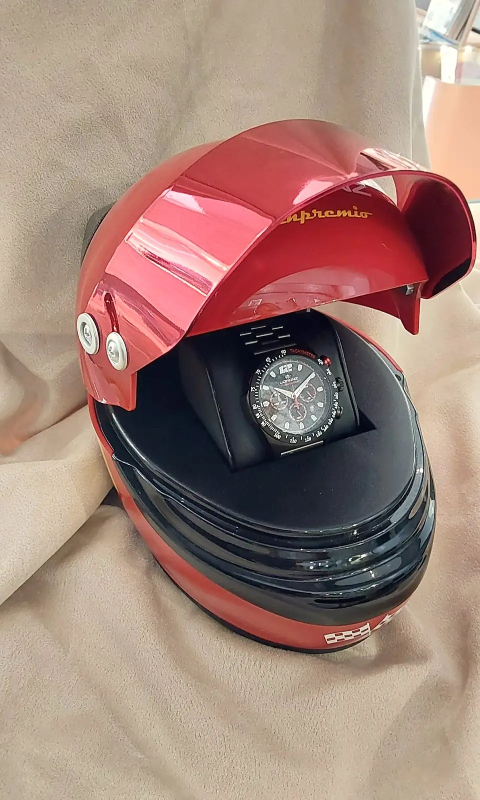 Cronografo Lorenz nella confezione a forma di casco da corsa