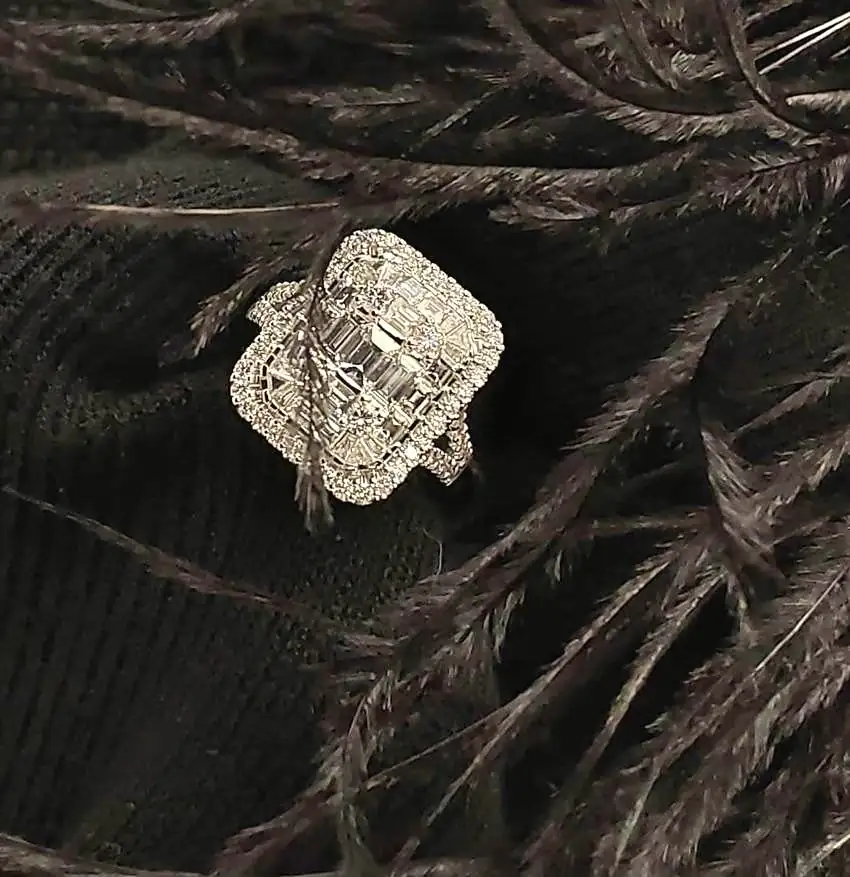 Anello con diamanti taglio baguette e brillanti