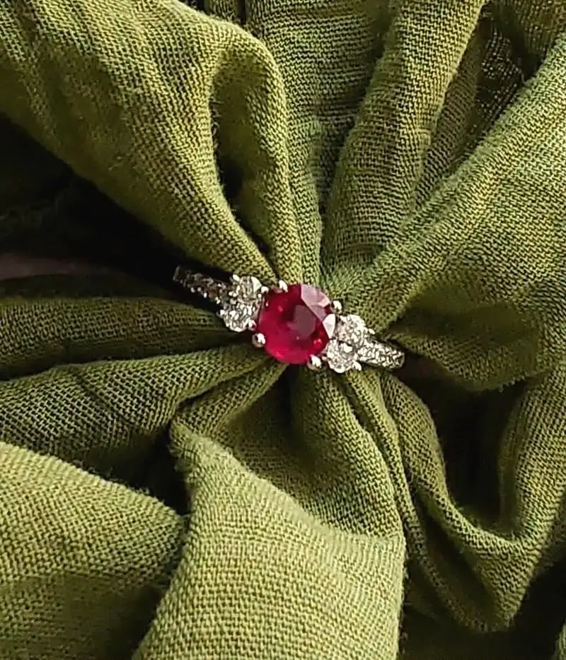 Anello con pietra rossa centrale e diamanti