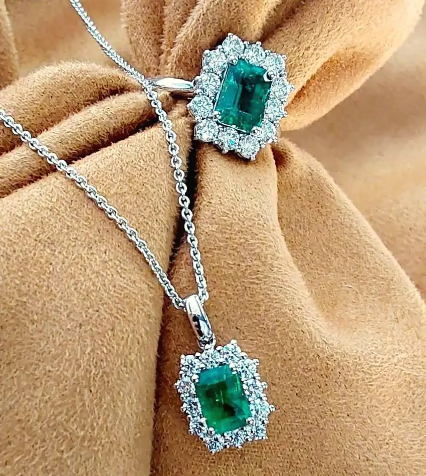 Anello e pendente con smeraldo e contorno di diamanti
