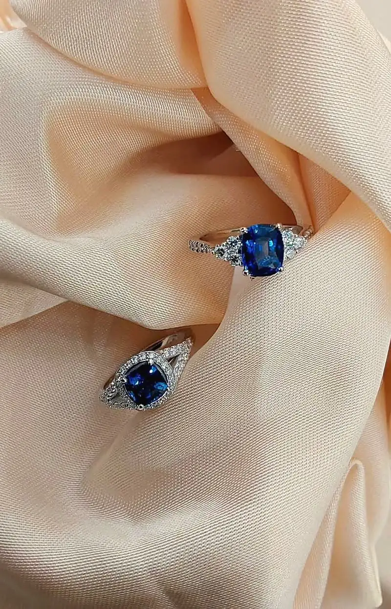 Due anelli con zaffiro blu e diamanti