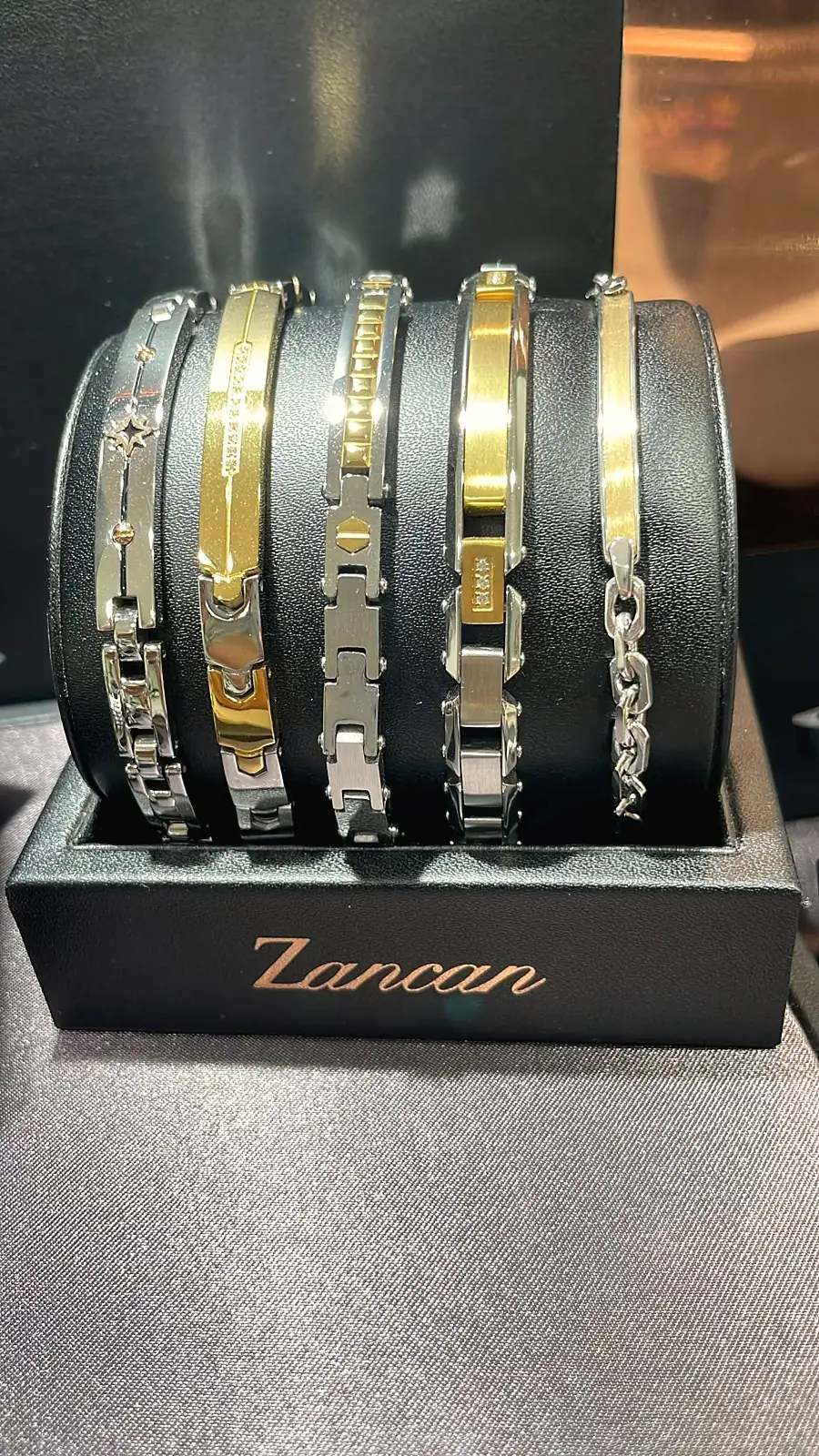 Bracciali Zancan in acciaio e oro su espositore