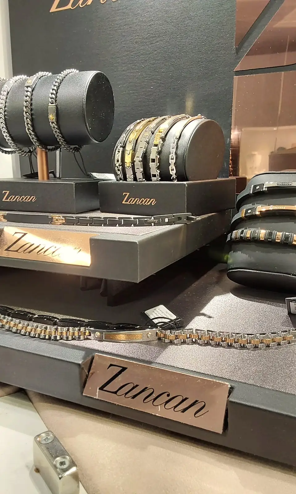 Espositore Zancan con bracciali da uomo in acciaio e oro
